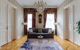 Luxury Central Home Next To The New York Cafe